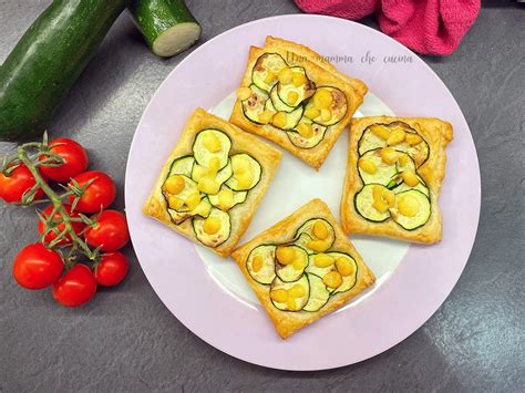 Hojaldres pequeños con calabacín y pimientos