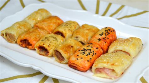 Mesa decorada con hojaldres salados y bebidas