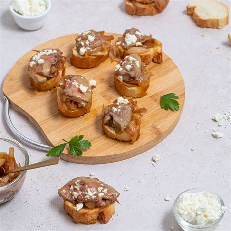 Tostadas de foie gras con queso de cabra y cebolla caramelizada