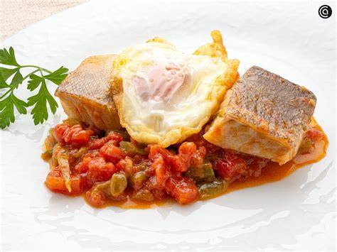 Plato de bacalao con pisto manchego