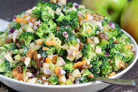 Ensalada de brócoli con manzana y cebolla