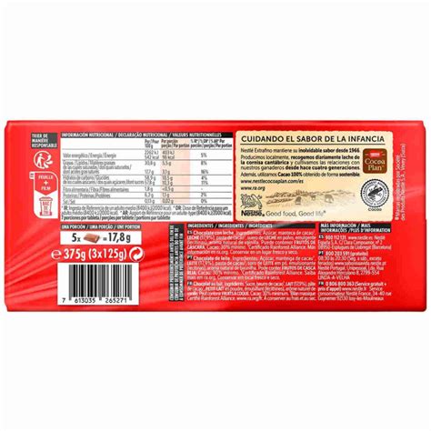 Etiqueta de ingredientes y alérgenos en una tableta de chocolate negro