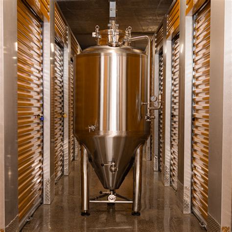 Interior de una nevera modificada para fermentación con un fermentador