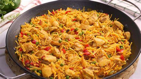 Fideuá de pollo en paellera