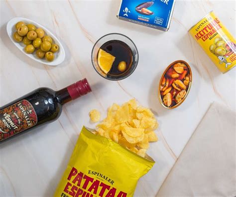 Mesa con aperitivos y un bote de salsa Espinaler