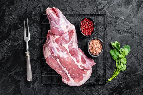 Pierna de cordero troceada lista para cocinar
