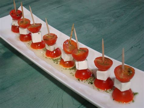 Mesa de aperitivos con tomates cherry y queso