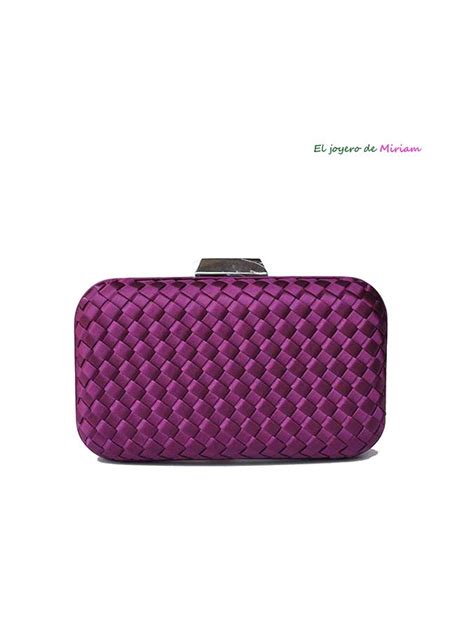 Clutch color berenjena con detalles metálicos