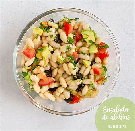 Varias ensaladas de alubias blancas con diferentes ingredientes