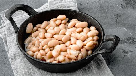 Alubias blancas cocidas escurriéndose