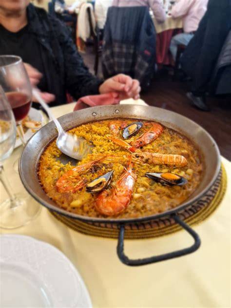 Interior del restaurante La Paella de Can Manolo con ambiente acogedor
