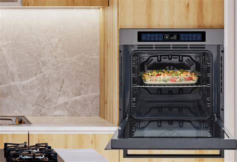 Mini horno gratinador en una cocina pequeña