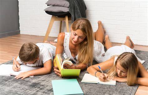 Macarena Sánchez estudiando con sus hijos