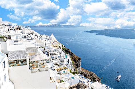 Paisaje volcánico de Santorini con casas blancas