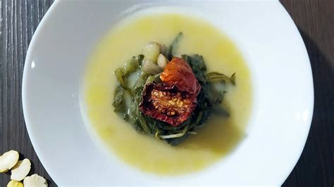 Puré de habas con achicoria silvestre en un plato