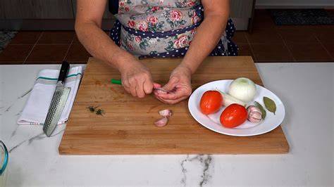 Guantes de abuela cocinando un guiso tradicional