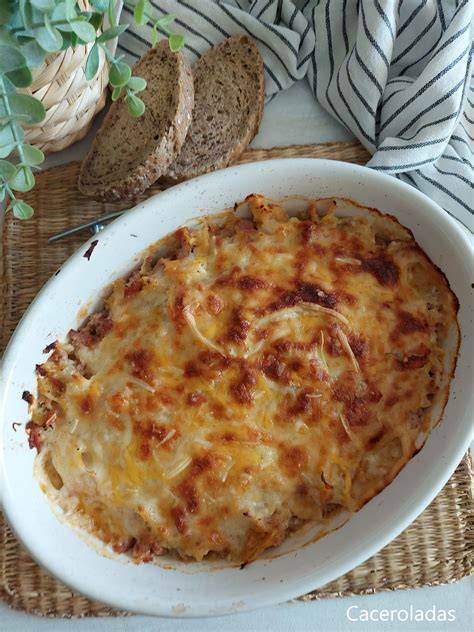 Gratinado de repollo con bacon y mantequilla en una fuente de horno