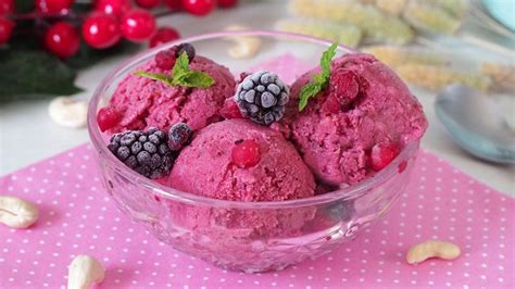 Helado casero de yogur y frutos rojos