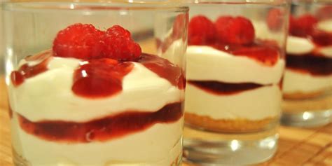 Vasitos de crema de queso, galleta y frambuesa