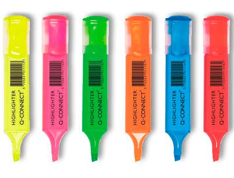 Persona utilizando un rotulador fluorescente para estudiar