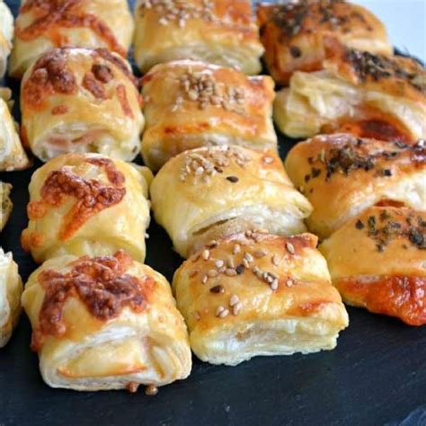 variedad de pastas saladas de hojaldre recién horneadas