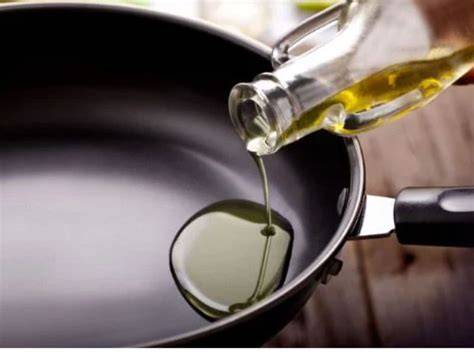 Calamares friéndose en una sartén con aceite