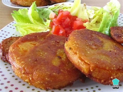 Calabaza rebozada recién frita en un plato con papel absorbente