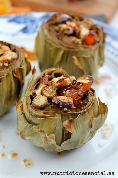 Alcachofas rellenas de frutos secos servidas en un plato
