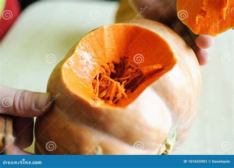 Proceso de limpieza y corte de la calabaza
