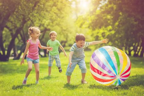 Niños disfrutando de actividades al aire libre en un campamento