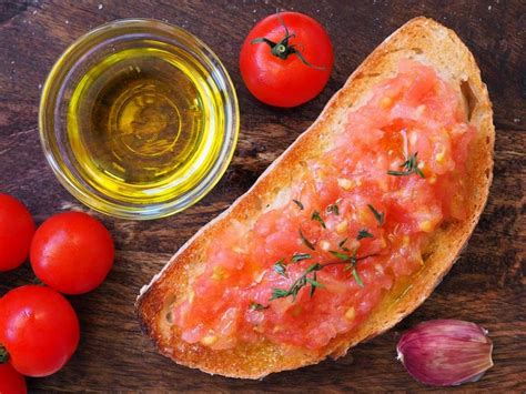 Pan con aceite y tomate fresco