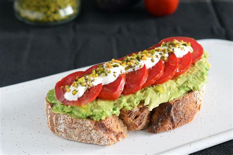 Tosta de aguacate y tomate
