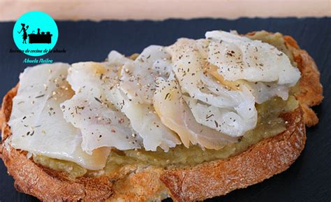 Tosta con paté de berenjena y bacalao