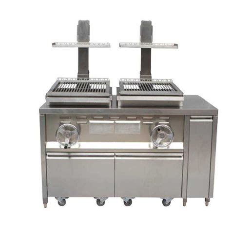 Barbacoa industrial de carbón en acción