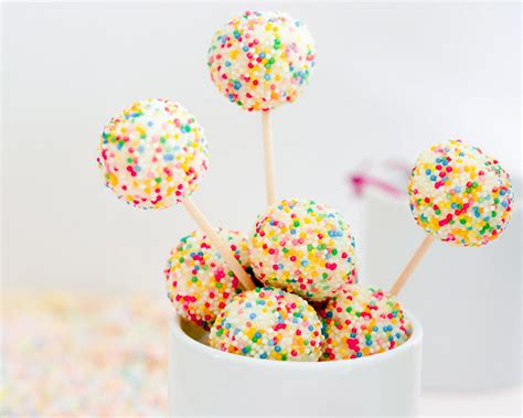 Cake pops con palito insertado listos para cubrir