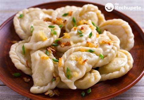Pierogi polacos rellenos de patata y queso