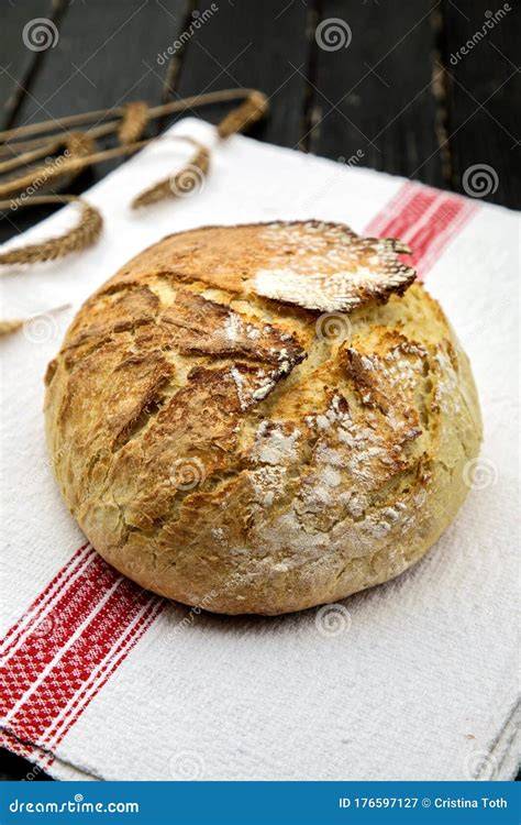 Pan recién horneado en olla