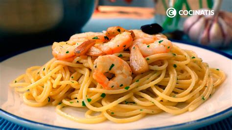 Infografía con los pasos de la receta de espaguetis con gambas y espinacas