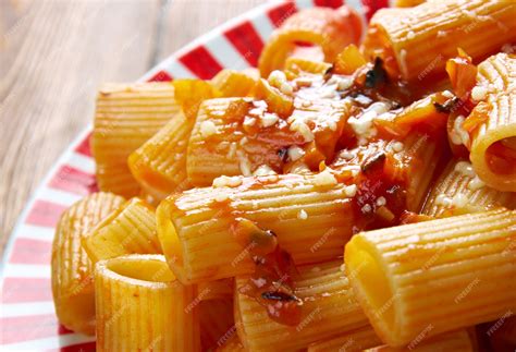 Detalle de la Pajata en un plato de Rigatoni