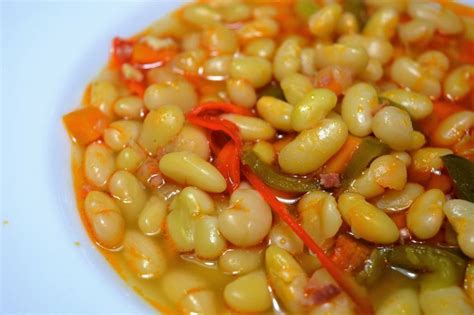 Imagen de un plato de alubias pochas con verduras