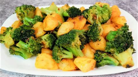 Plato de brócoli con patatas aliñado con limón y ajo