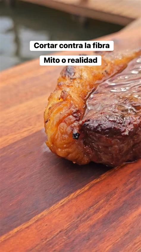 Cortando falda a la parrilla contra la fibra