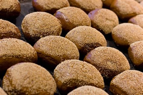 Panecillos tradicionales de sésamo recién hechos