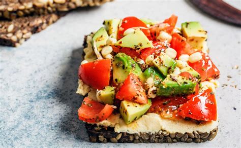 Tostada integral con hummus y frutas