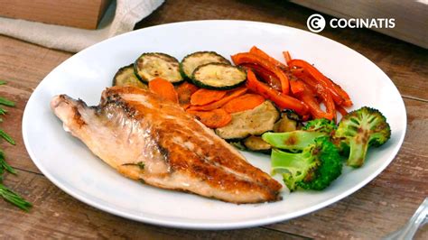 Cena equilibrada con pescado y verduras