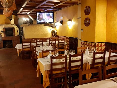 Interior acogedor y tradicional del Mesón Asador SanJuán
