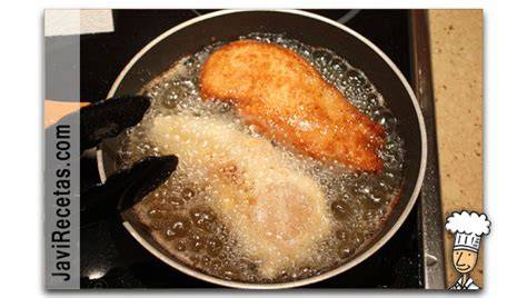 Filetes empanados friéndose en aceite caliente