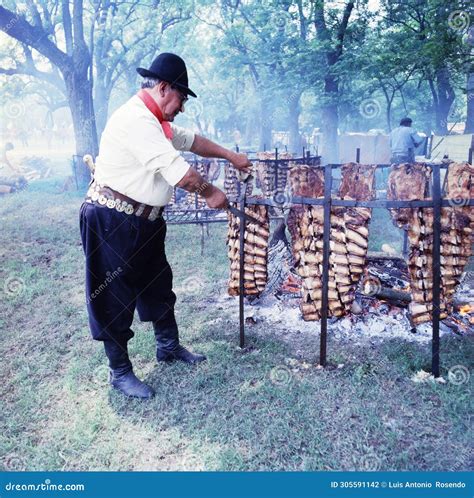 Gaucho asando carne a la estaca