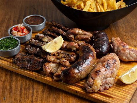 Mollejas y chorizos en la parrilla argentina