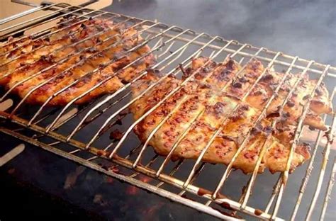 Parrilla giratoria con pescado asándose